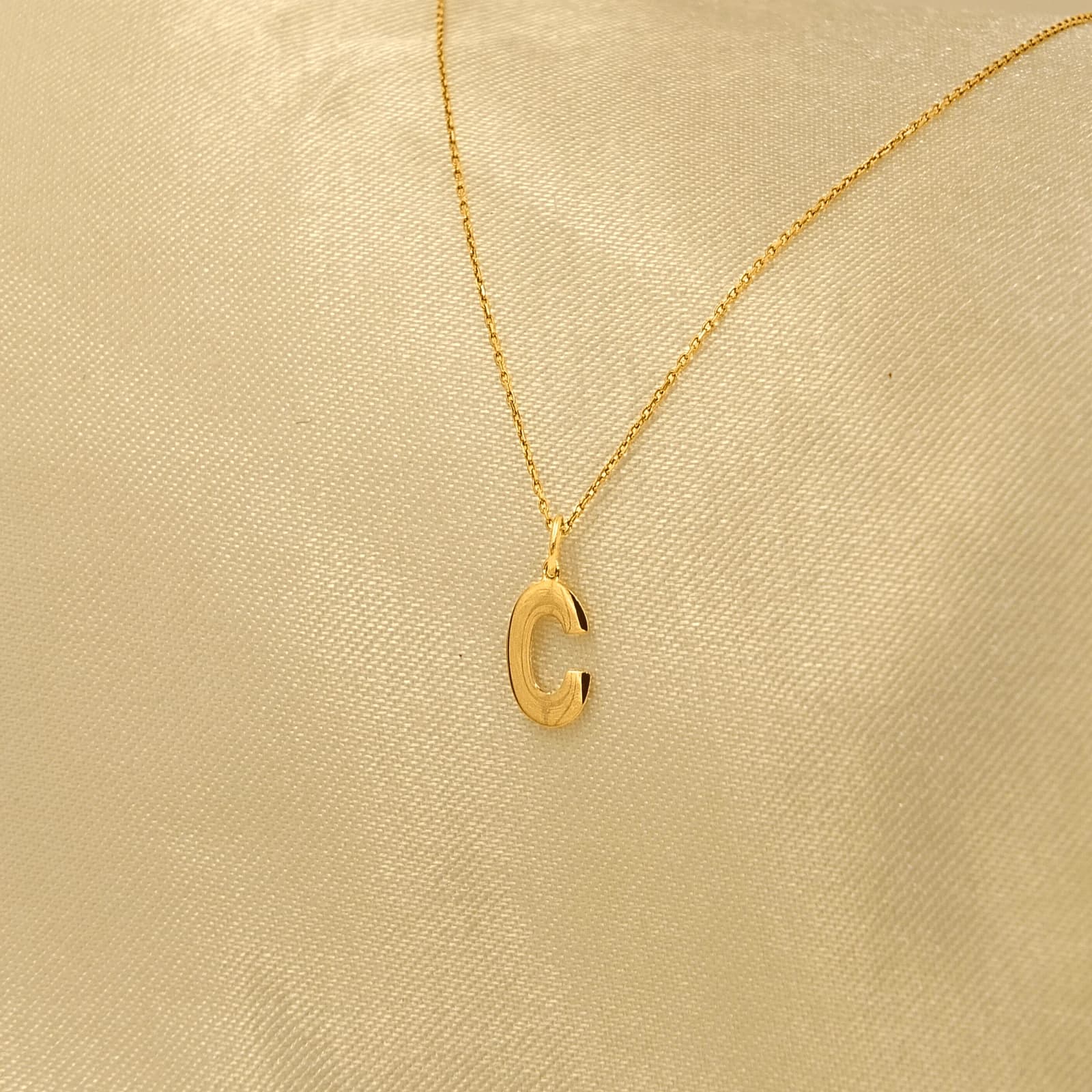 Küçük Cilalı Harf Kolye — görsel 1